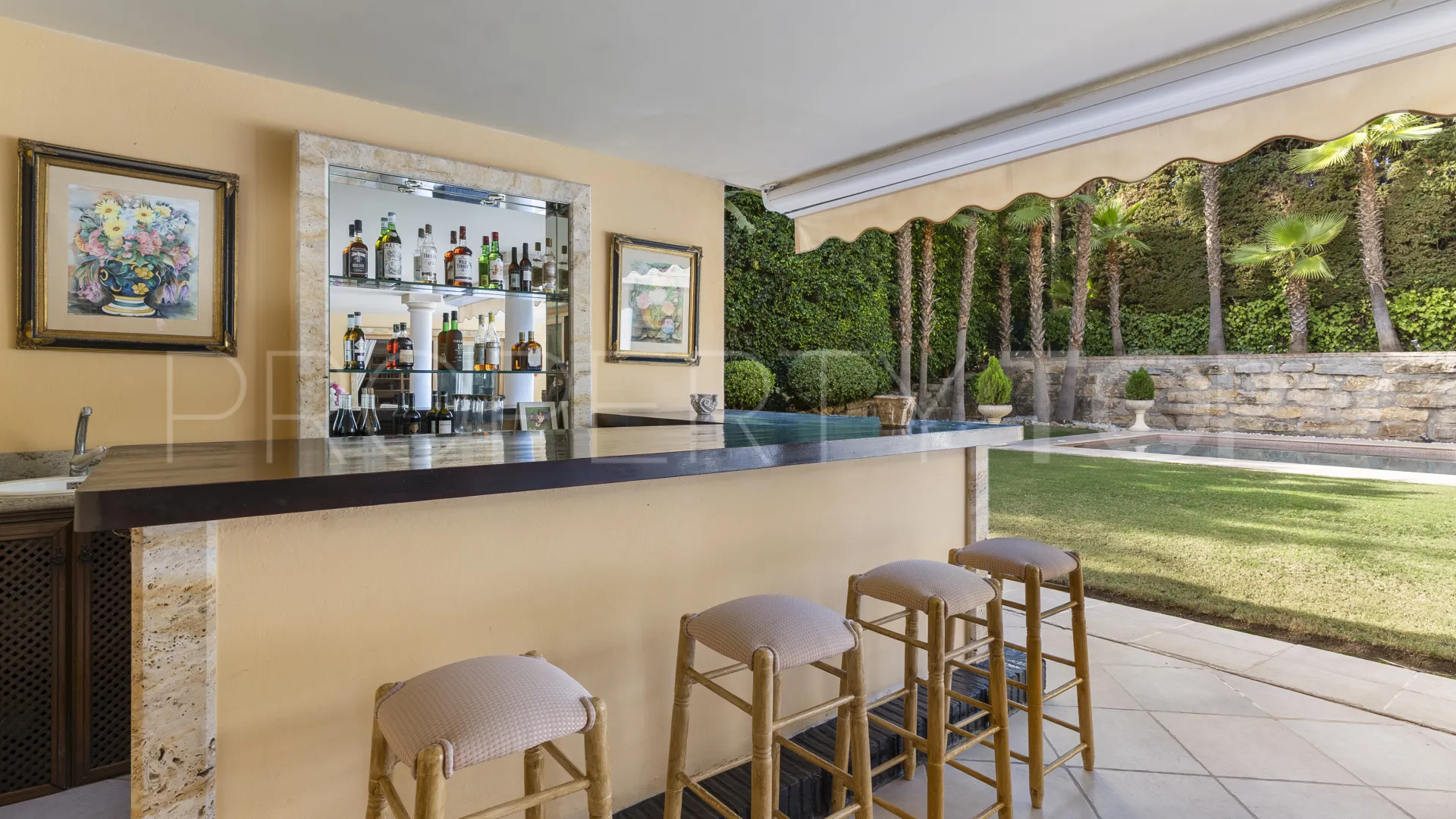For sale villa with 5 bedrooms in Nueva Andalucia