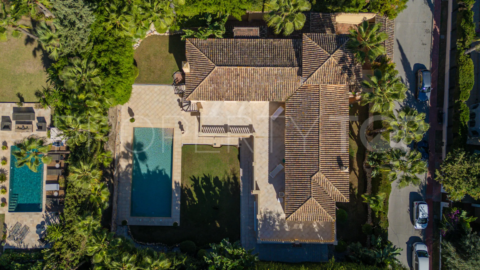 For sale villa with 5 bedrooms in Nueva Andalucia