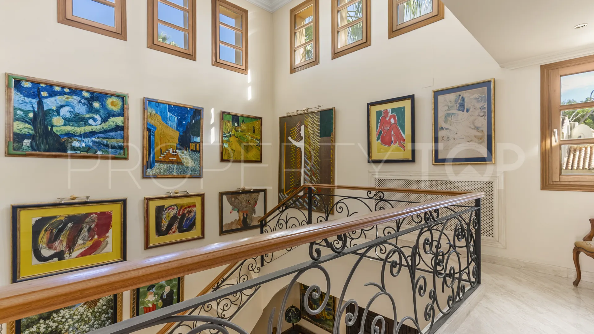 For sale villa with 5 bedrooms in Nueva Andalucia