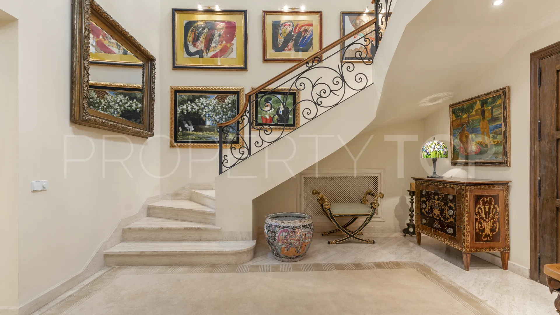 For sale villa with 5 bedrooms in Nueva Andalucia