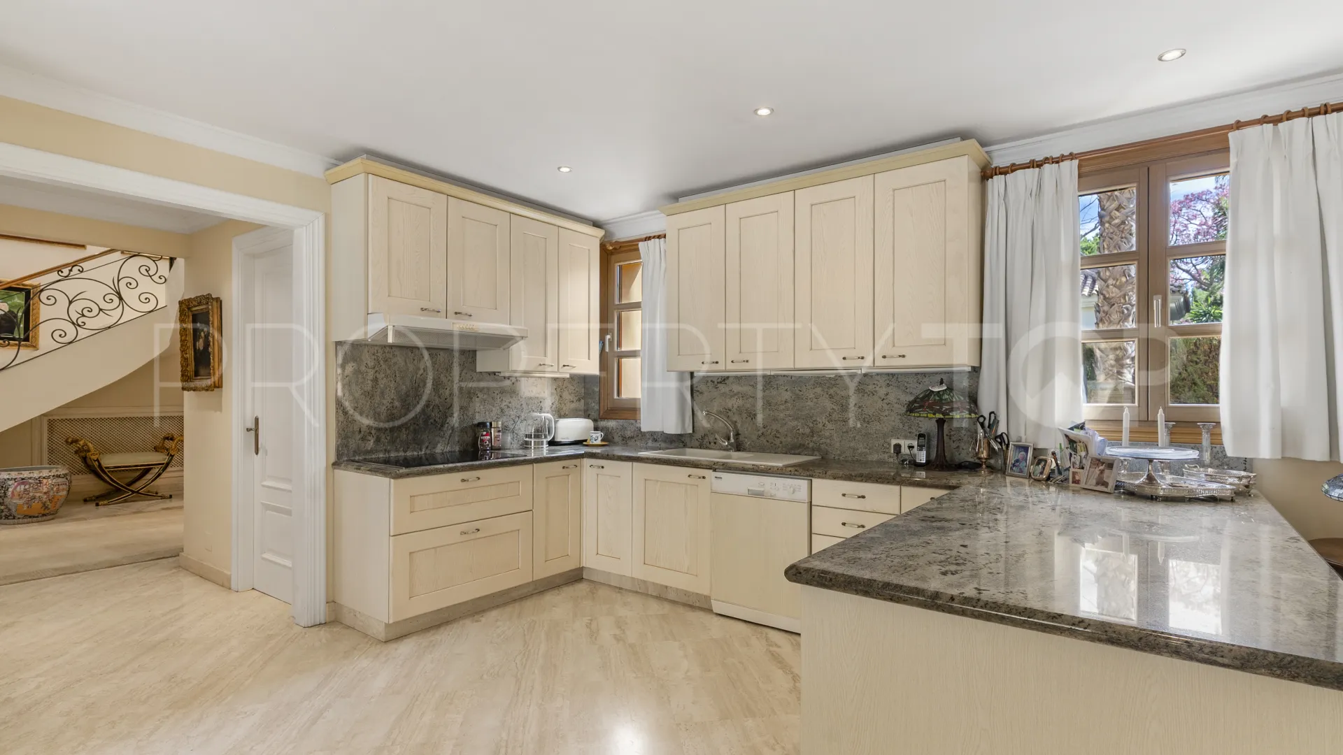 For sale villa with 5 bedrooms in Nueva Andalucia