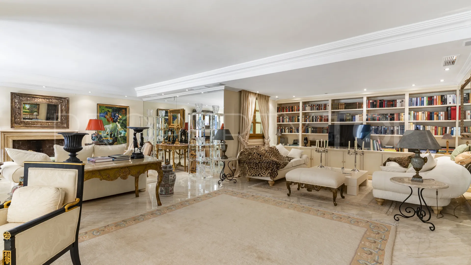 For sale villa with 5 bedrooms in Nueva Andalucia