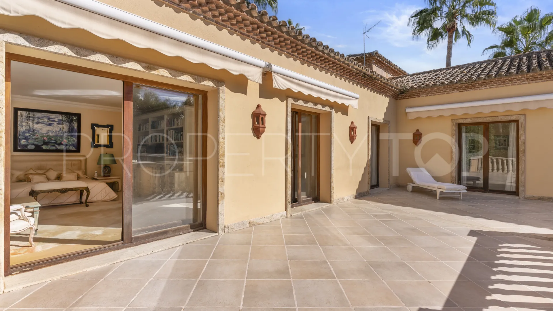 For sale villa with 5 bedrooms in Nueva Andalucia