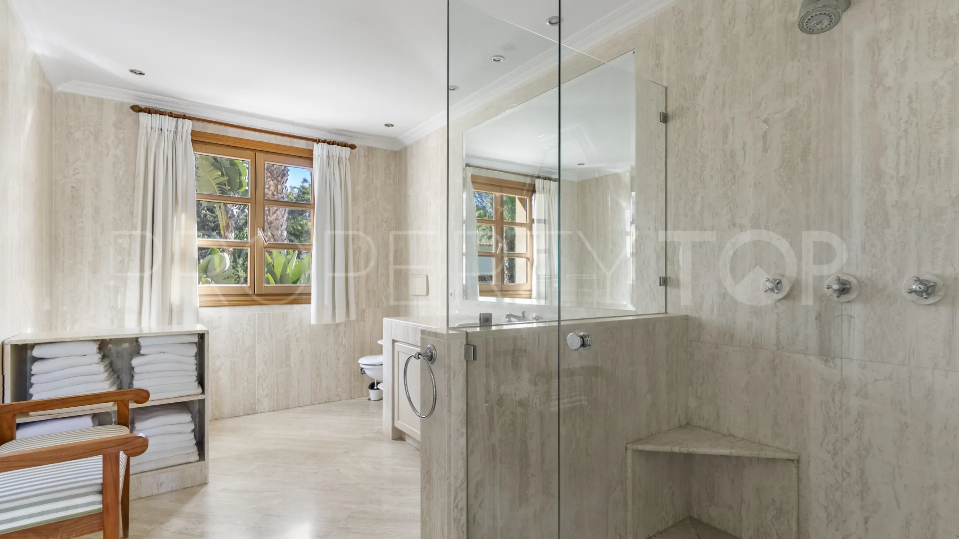 For sale villa with 5 bedrooms in Nueva Andalucia