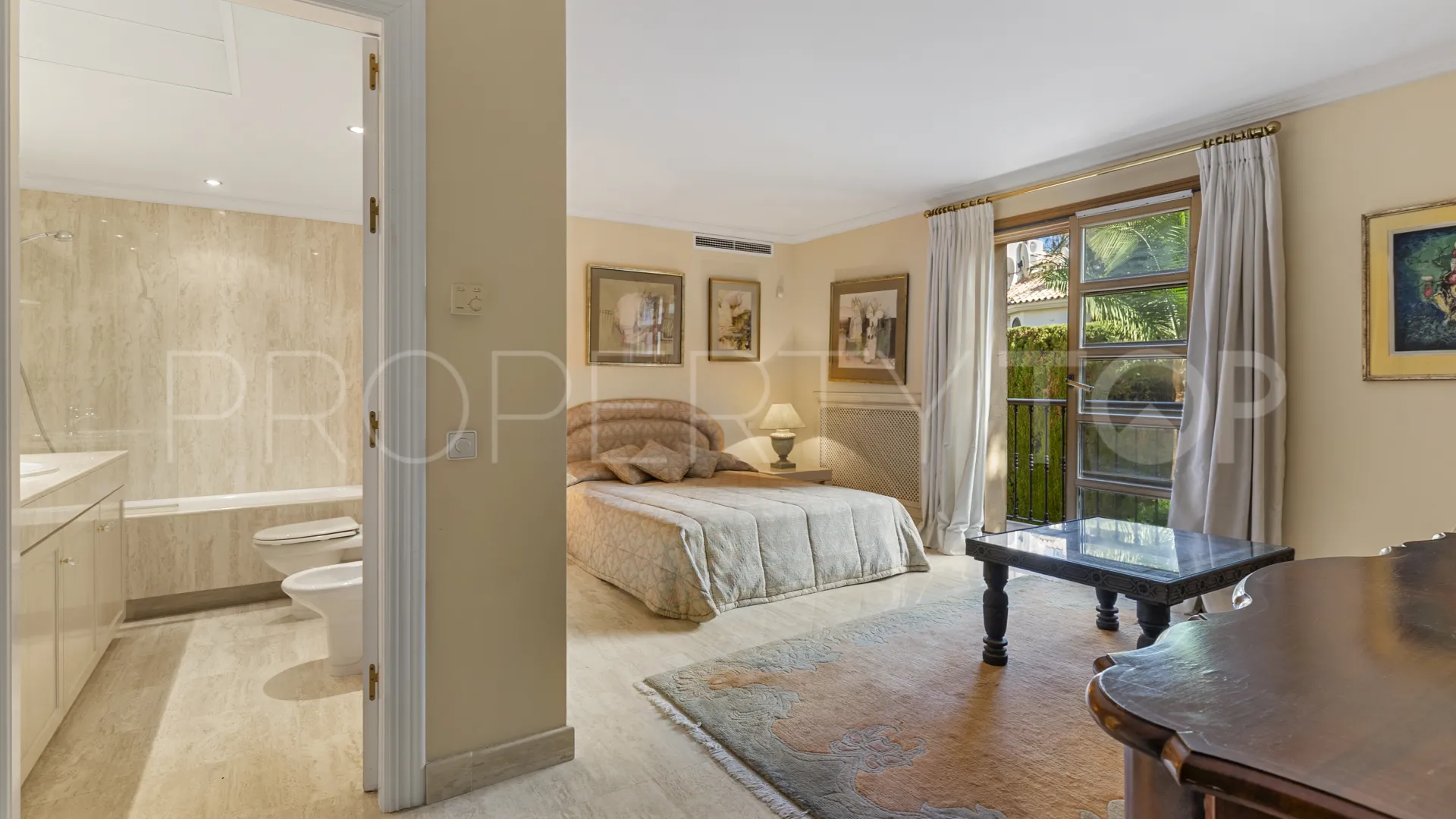 For sale villa with 5 bedrooms in Nueva Andalucia