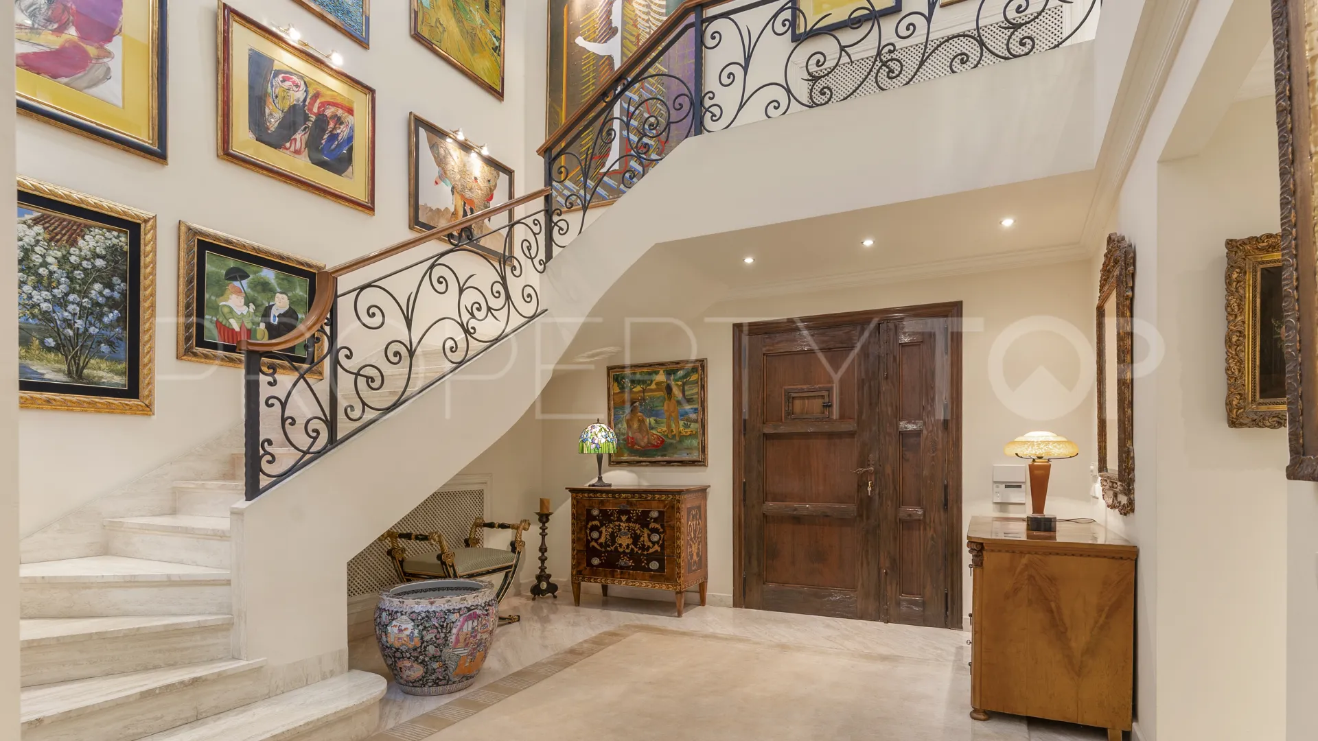 For sale villa with 5 bedrooms in Nueva Andalucia