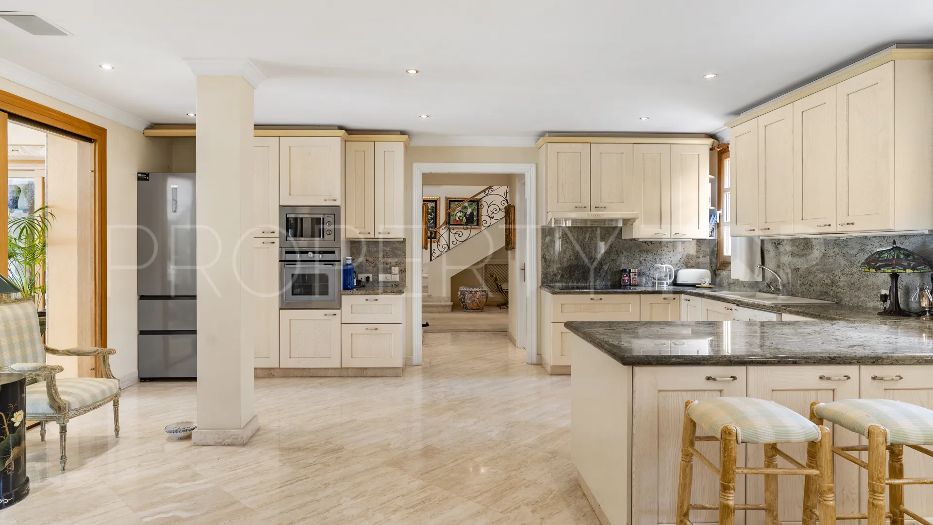 For sale villa with 5 bedrooms in Nueva Andalucia