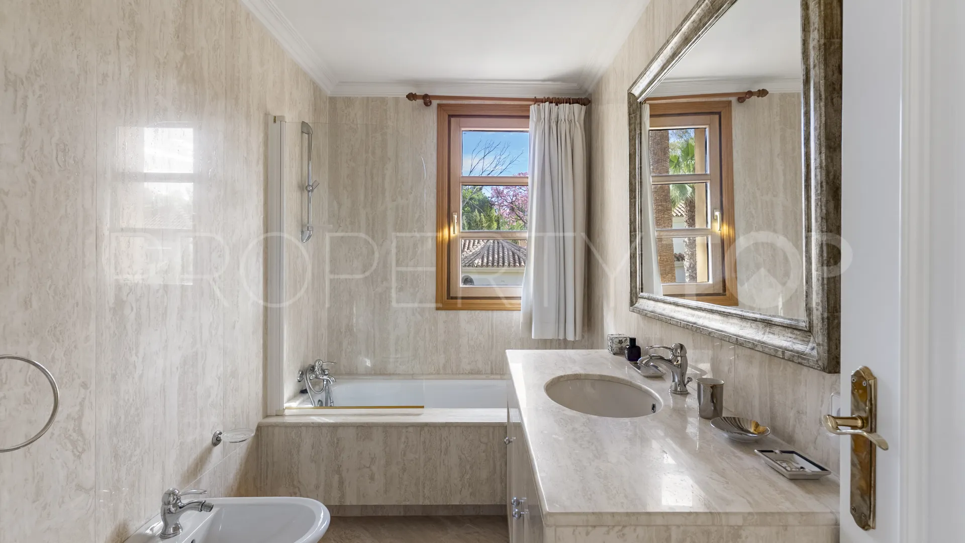 For sale villa with 5 bedrooms in Nueva Andalucia