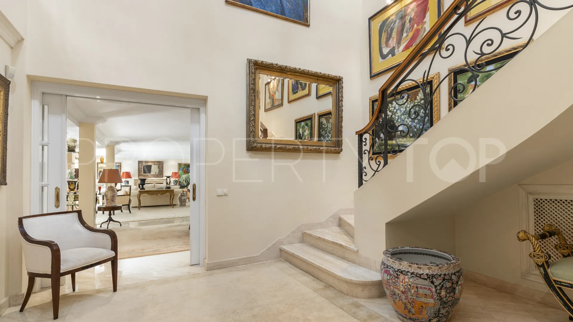 For sale villa with 5 bedrooms in Nueva Andalucia