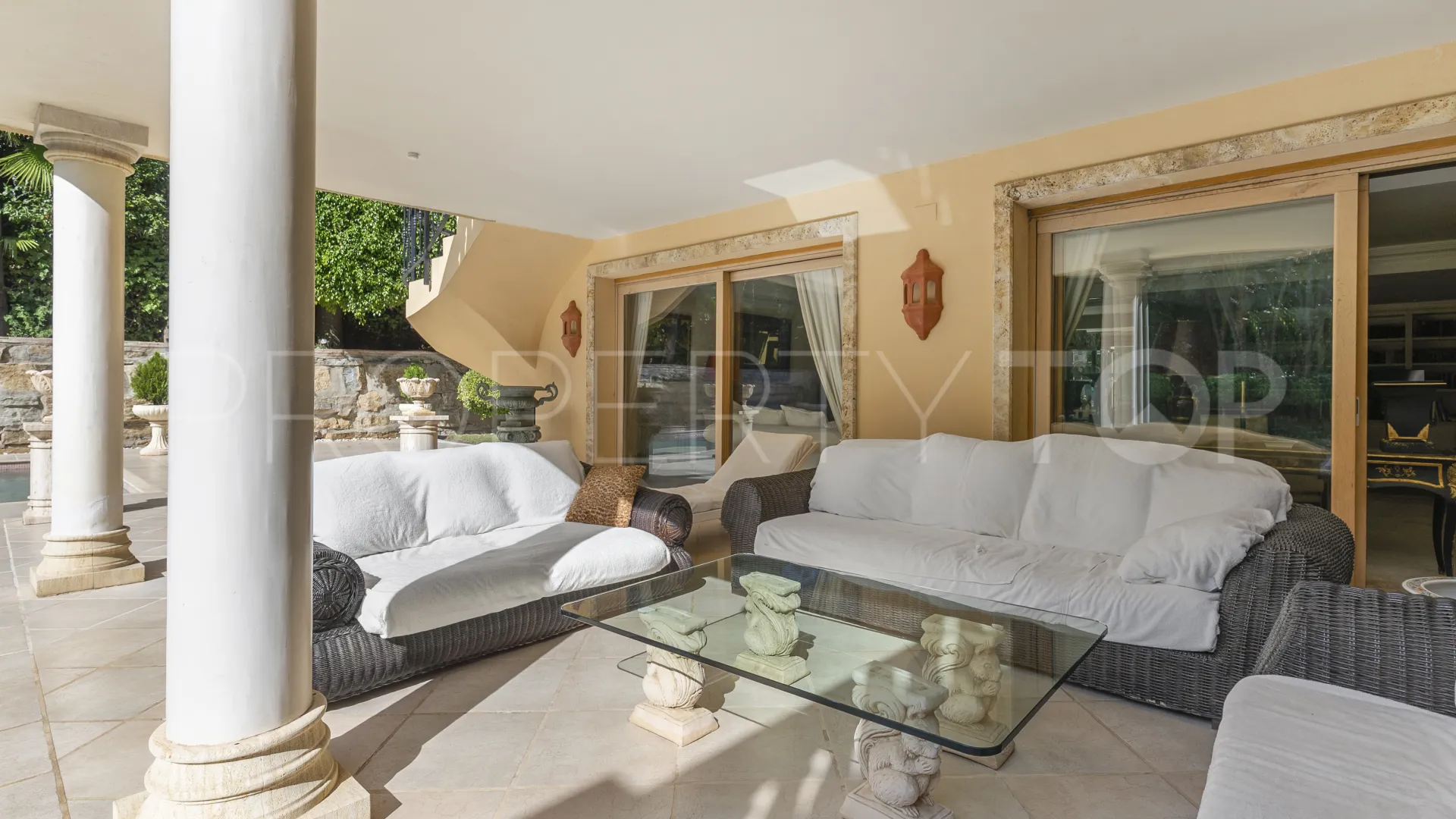 For sale villa with 5 bedrooms in Nueva Andalucia