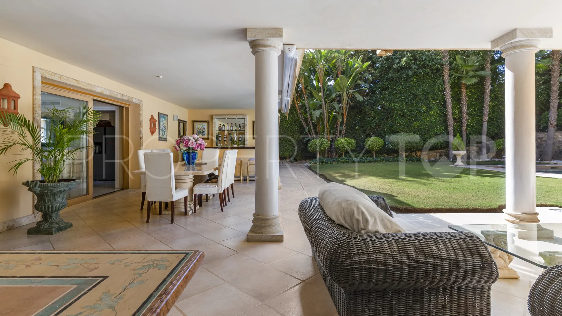 For sale villa with 5 bedrooms in Nueva Andalucia