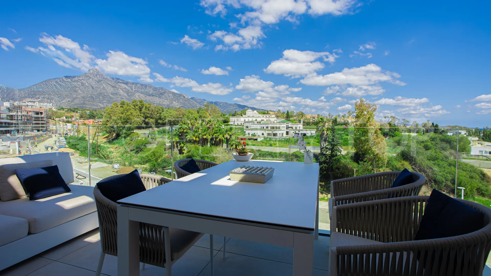 Penthouse with 3 bedrooms for sale in Benalús