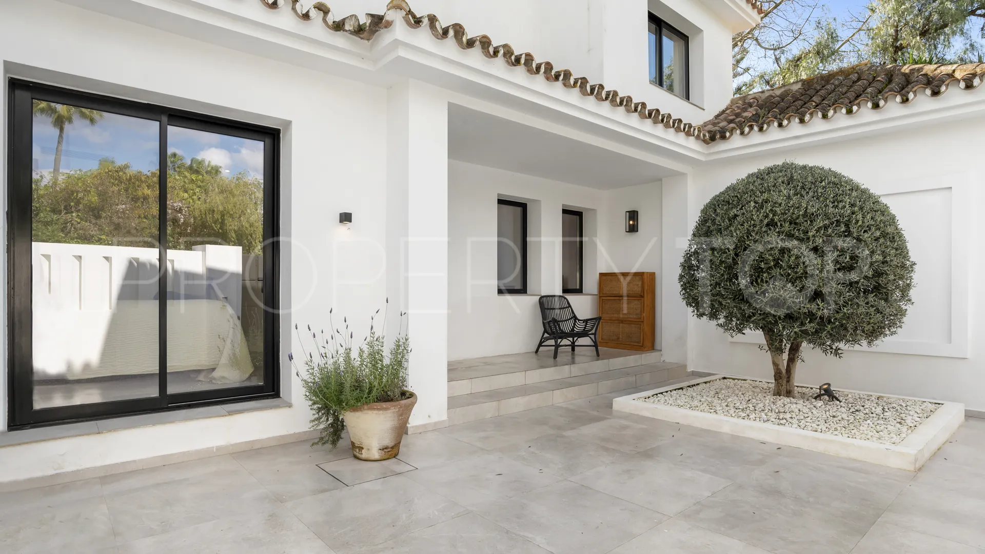 Buy villa in Nueva Andalucia with 6 bedrooms