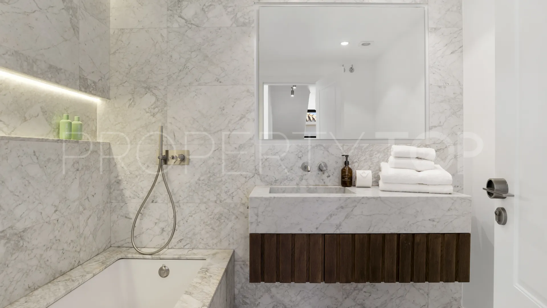 Buy villa in Nueva Andalucia with 6 bedrooms