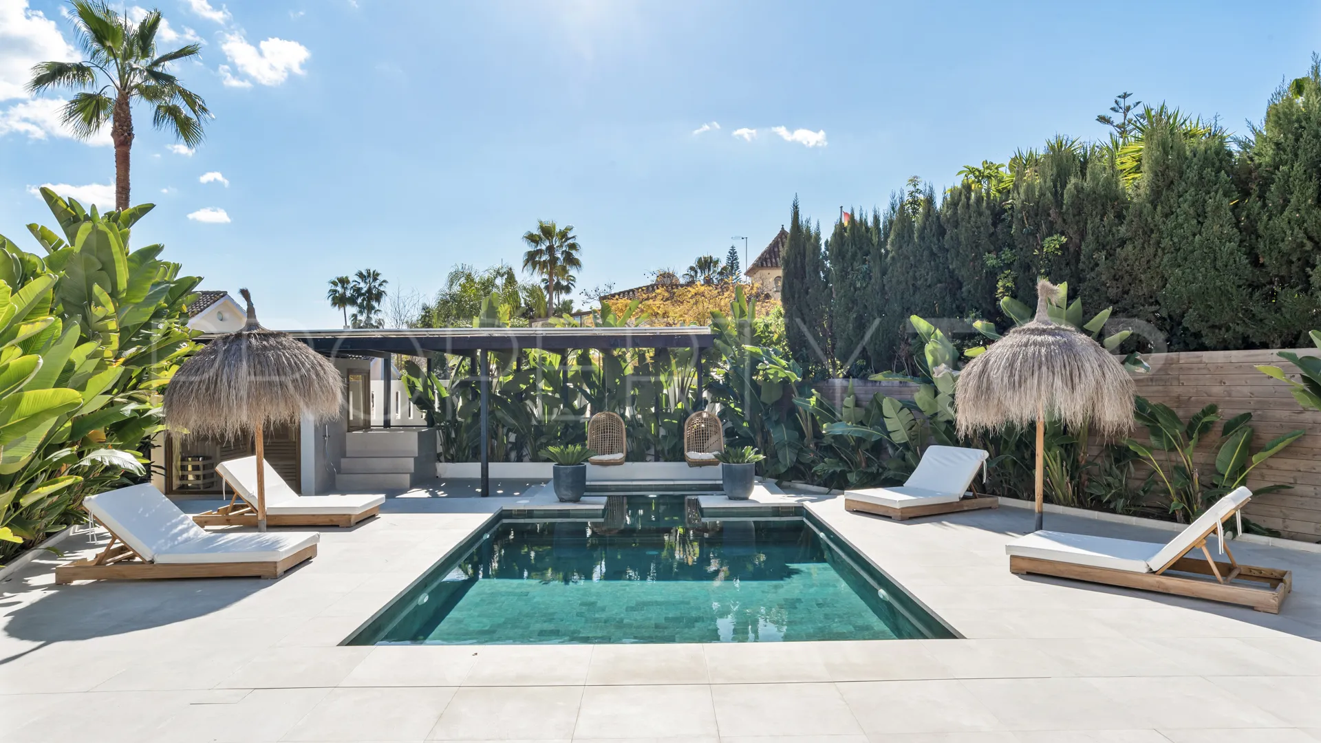 Buy villa in Nueva Andalucia with 6 bedrooms