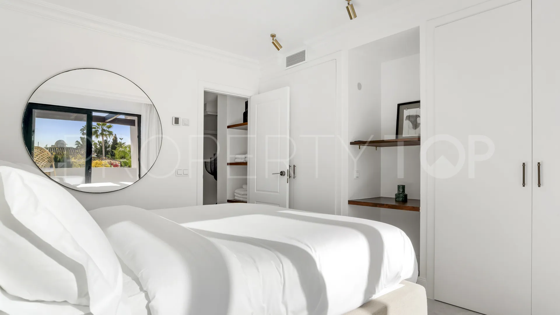 Buy villa in Nueva Andalucia with 6 bedrooms