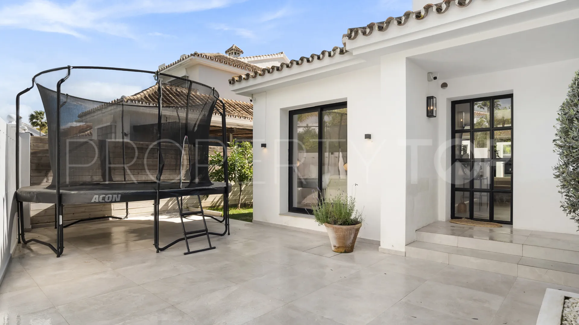 Buy villa in Nueva Andalucia with 6 bedrooms