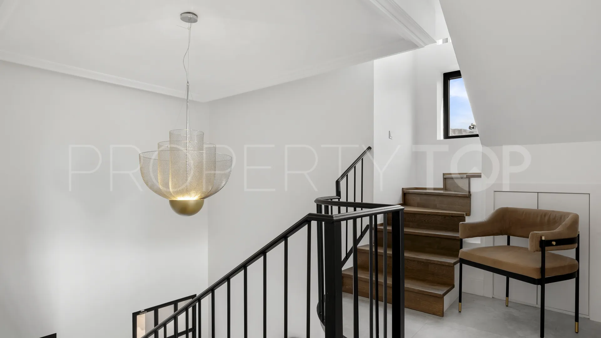 Buy villa in Nueva Andalucia with 6 bedrooms