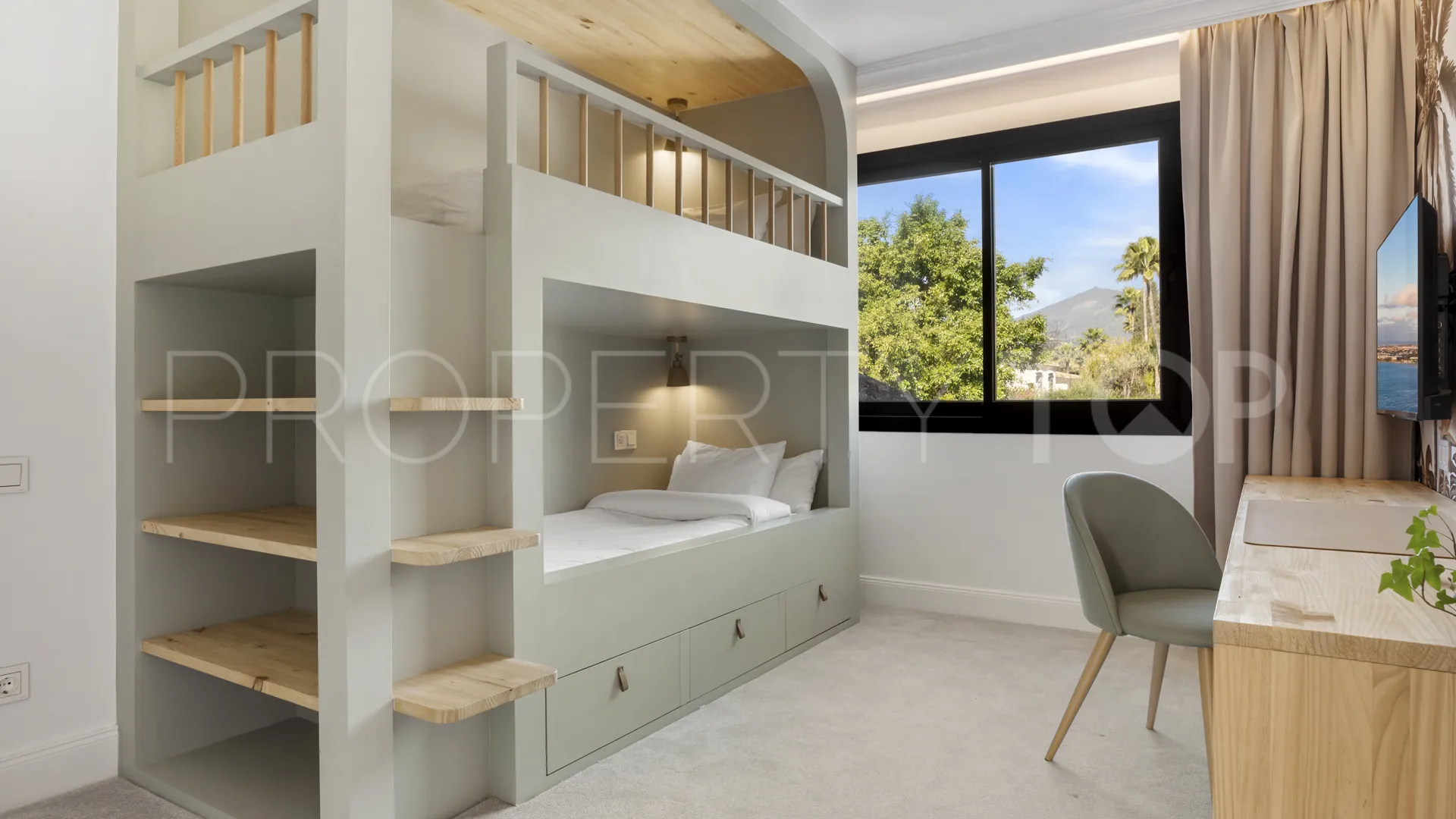 Buy villa in Nueva Andalucia with 6 bedrooms