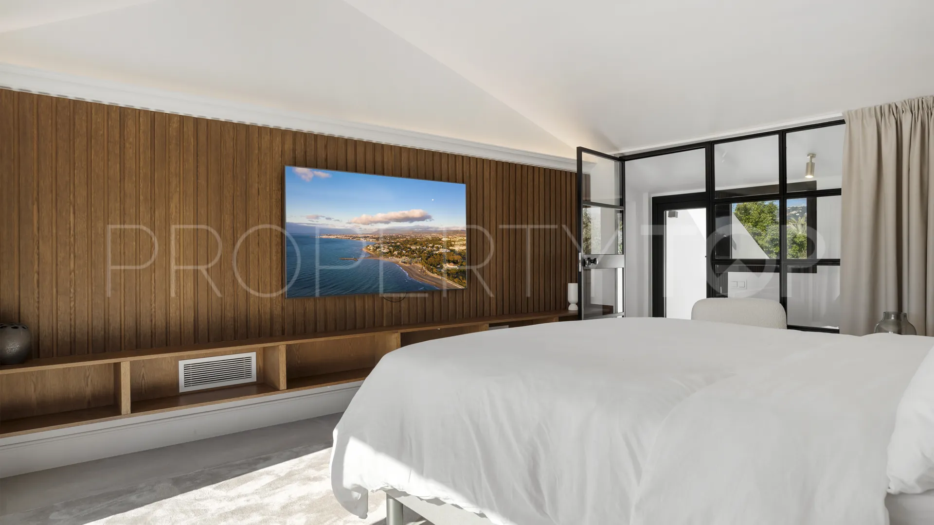 Buy villa in Nueva Andalucia with 6 bedrooms