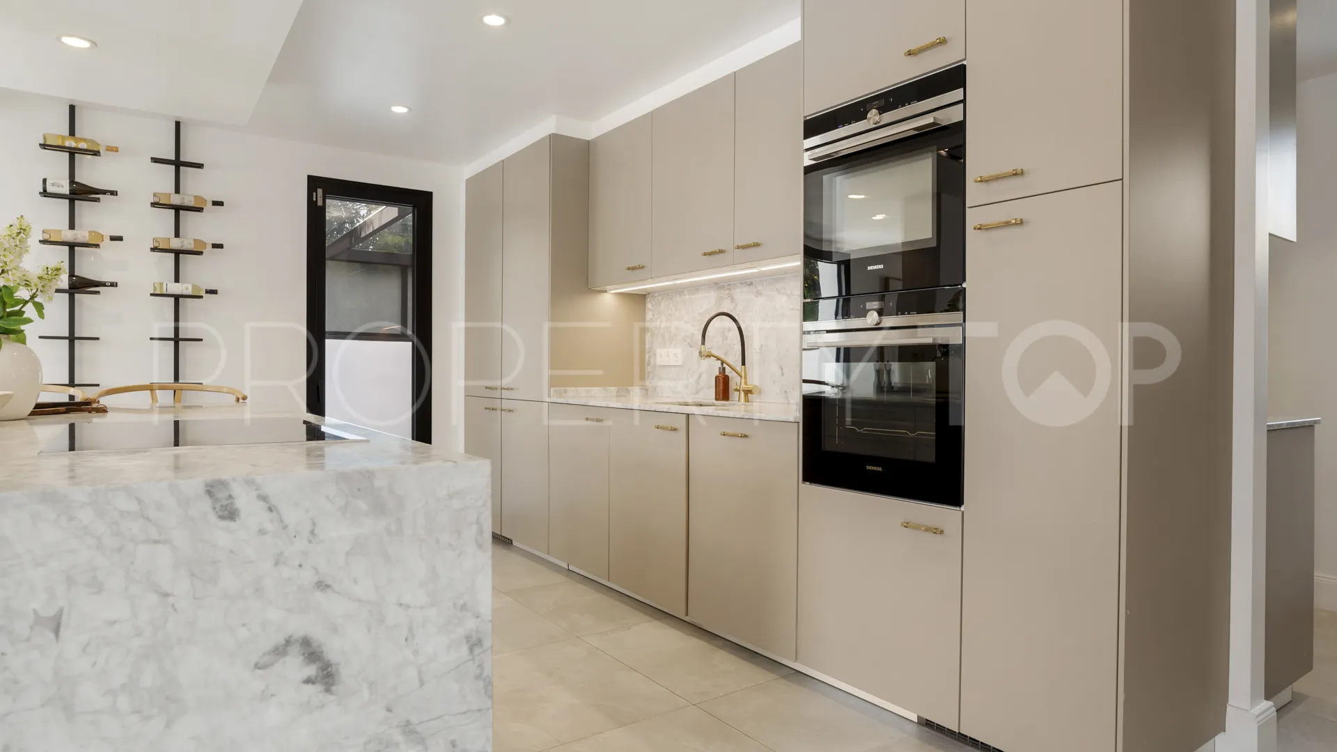 Buy villa in Nueva Andalucia with 6 bedrooms