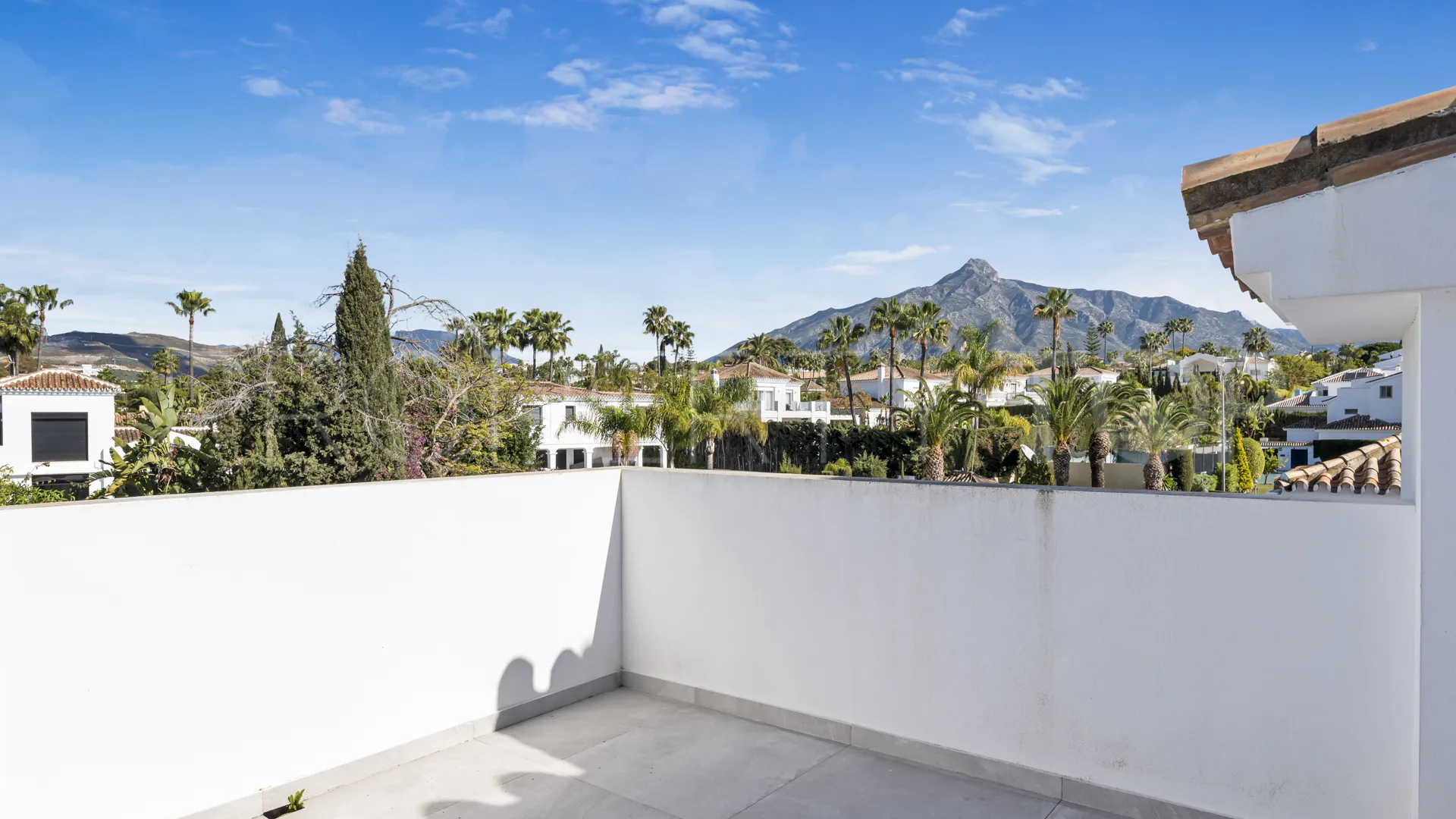 Buy villa in Nueva Andalucia with 6 bedrooms