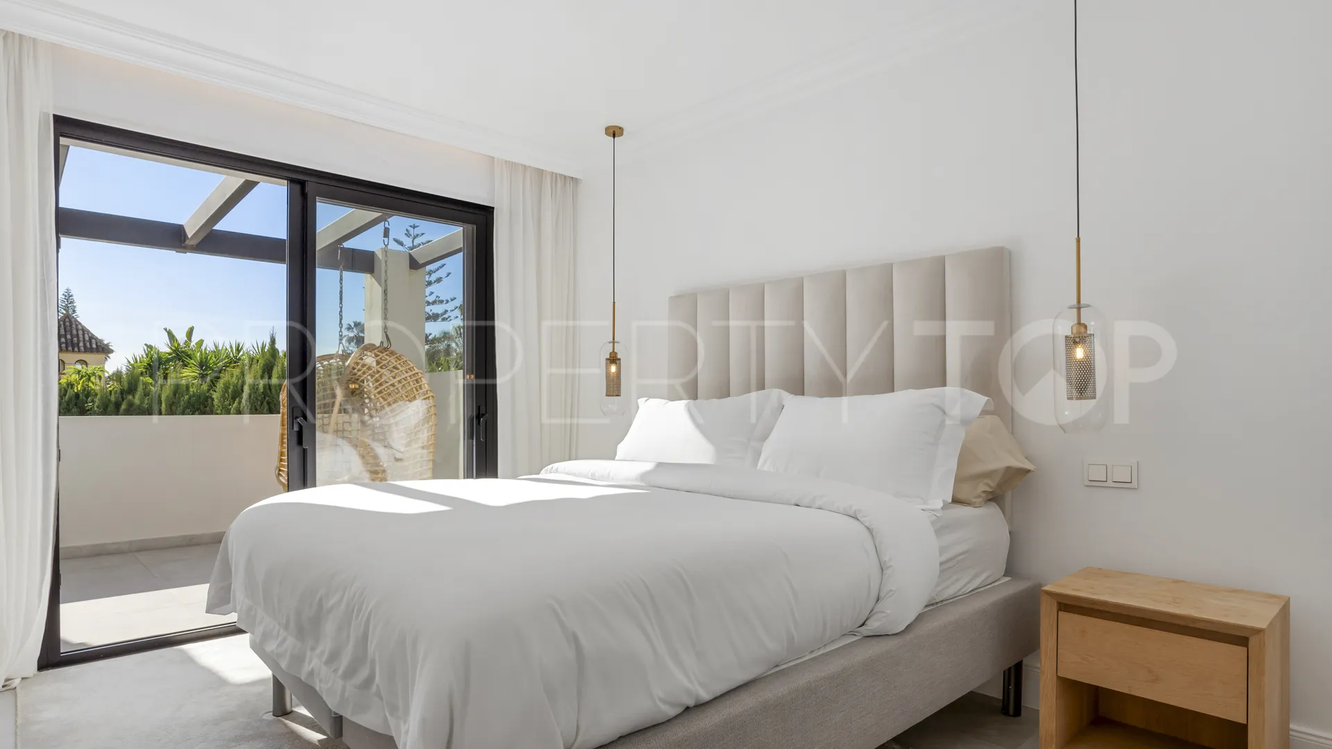 Buy villa in Nueva Andalucia with 6 bedrooms