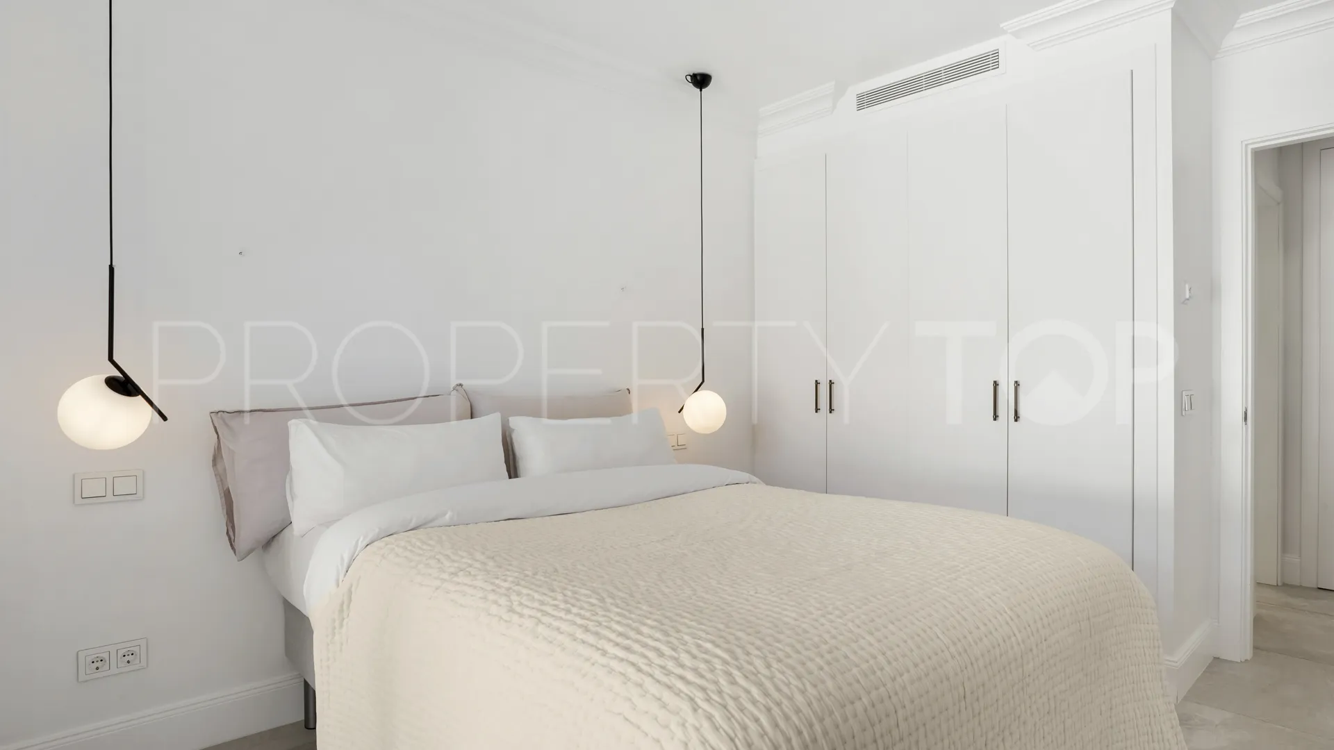Buy villa in Nueva Andalucia with 6 bedrooms