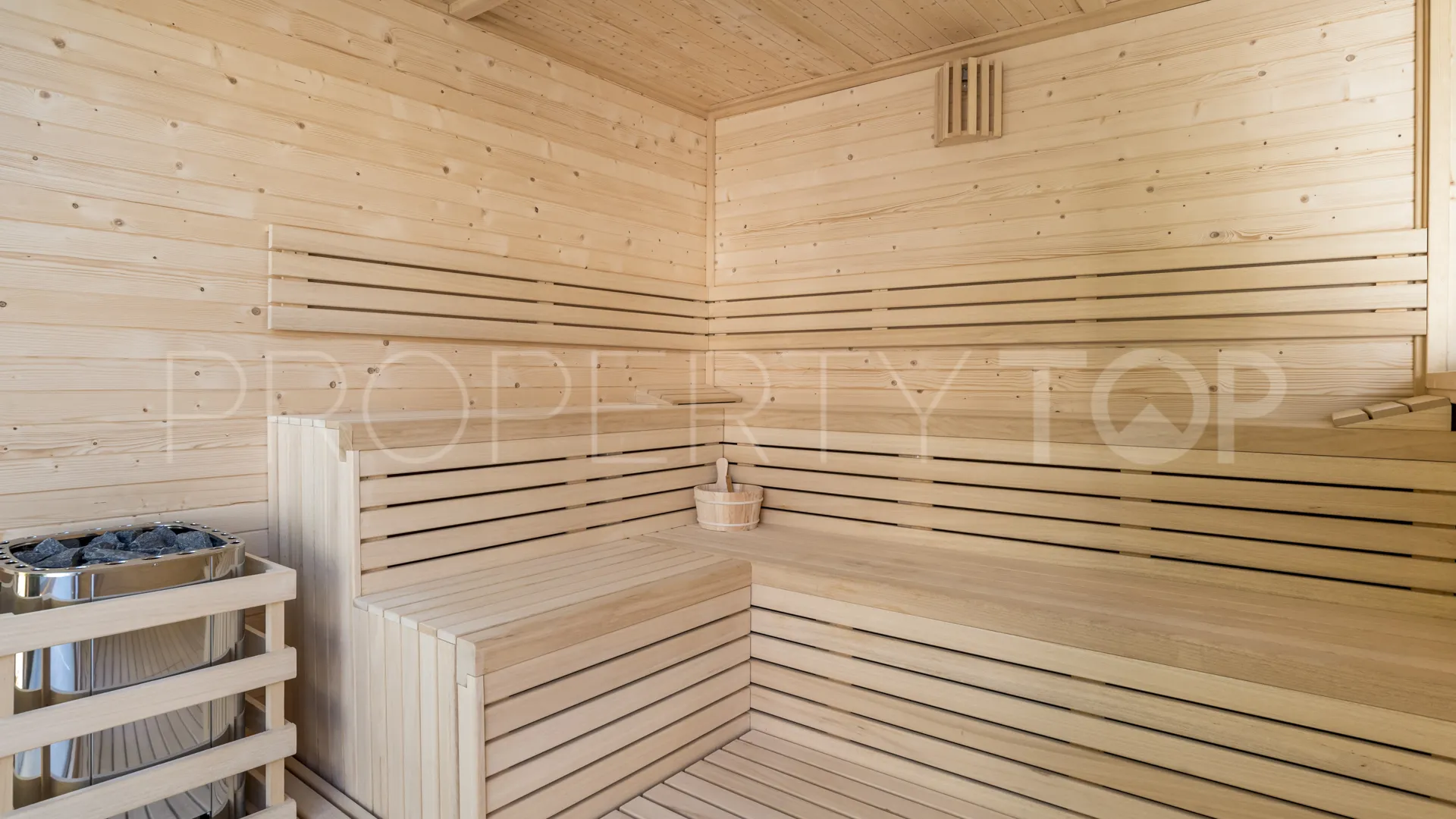 Buy villa in Nueva Andalucia with 6 bedrooms