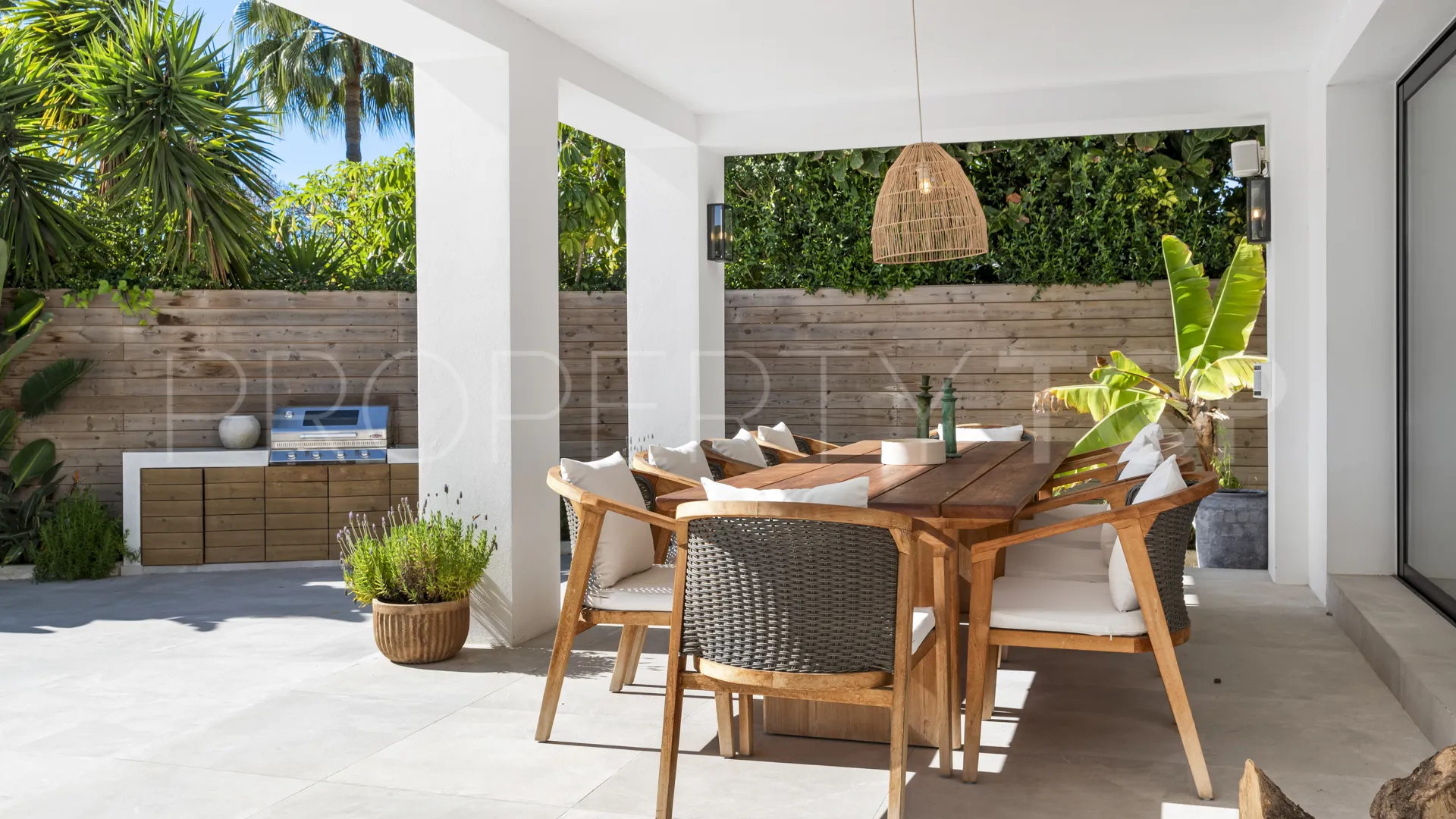 Buy villa in Nueva Andalucia with 6 bedrooms
