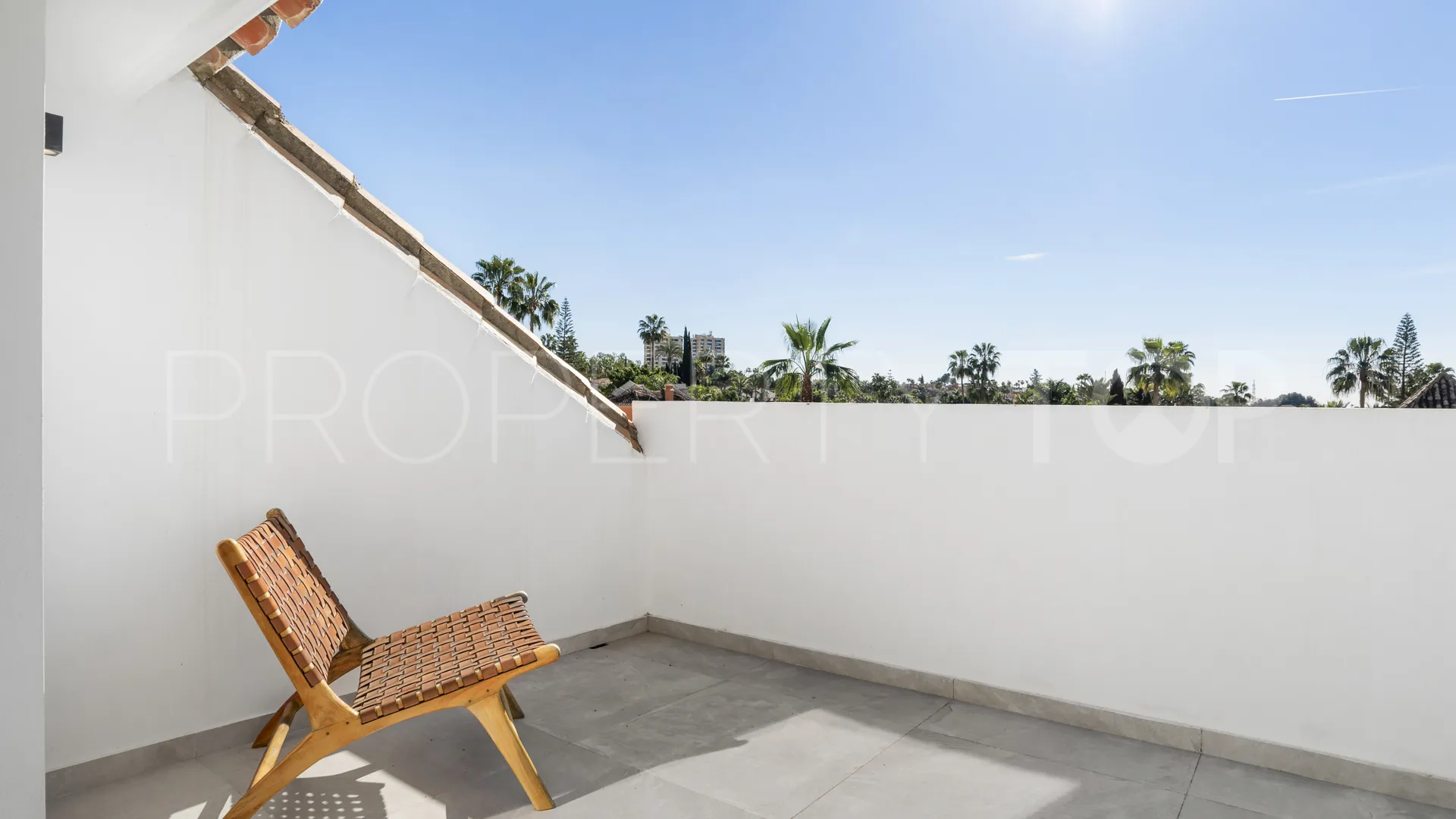 Buy villa in Nueva Andalucia with 6 bedrooms