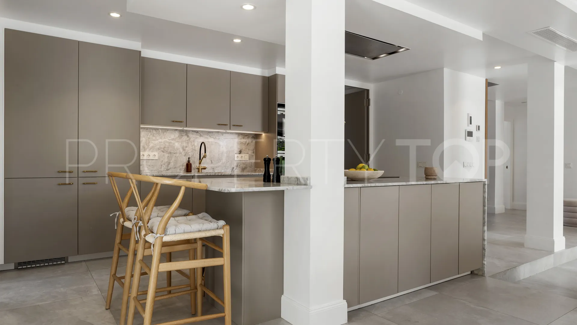 Buy villa in Nueva Andalucia with 6 bedrooms