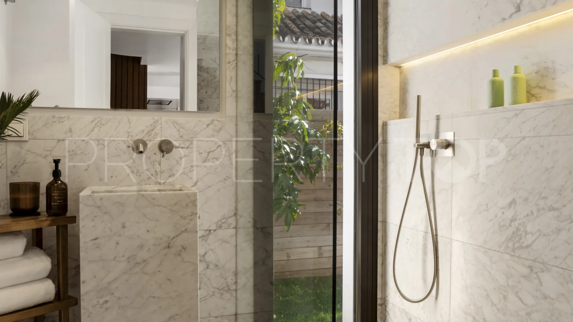 Buy villa in Nueva Andalucia with 6 bedrooms