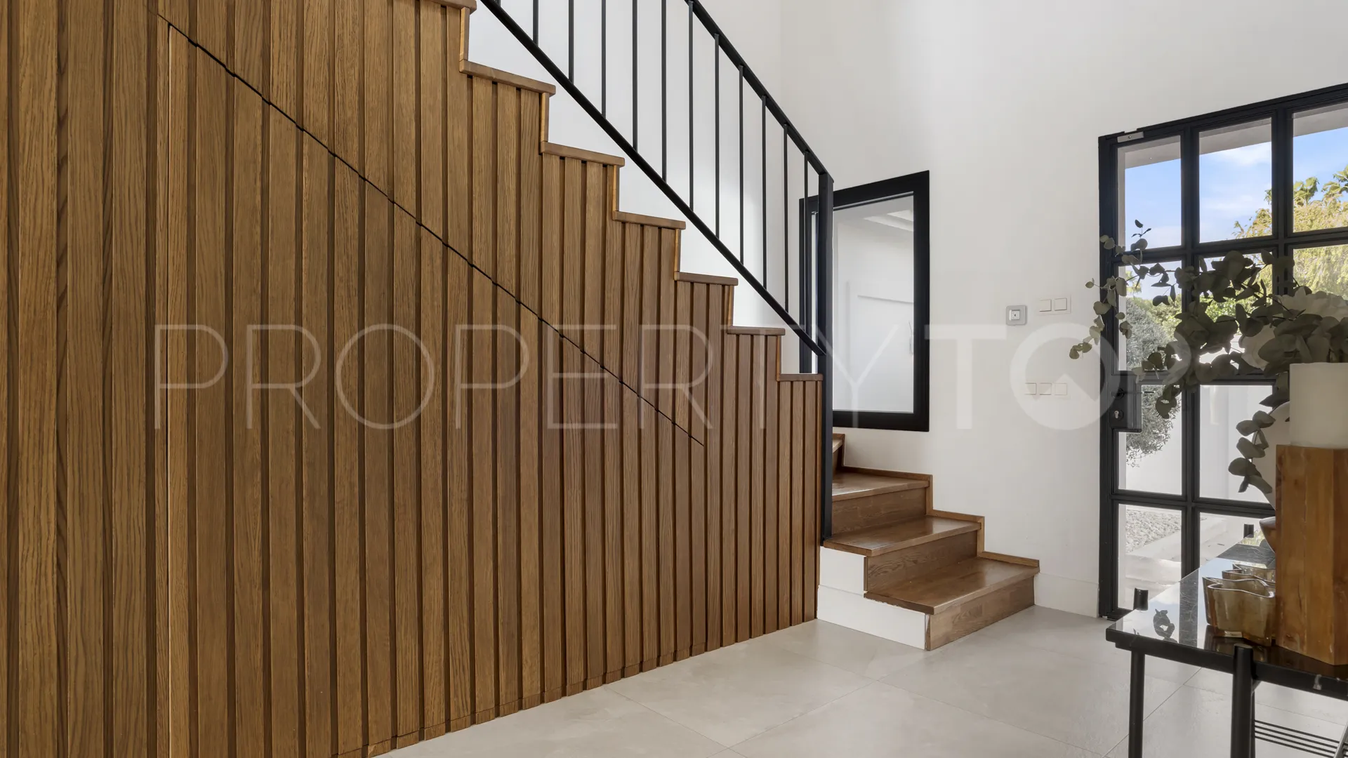 Buy villa in Nueva Andalucia with 6 bedrooms