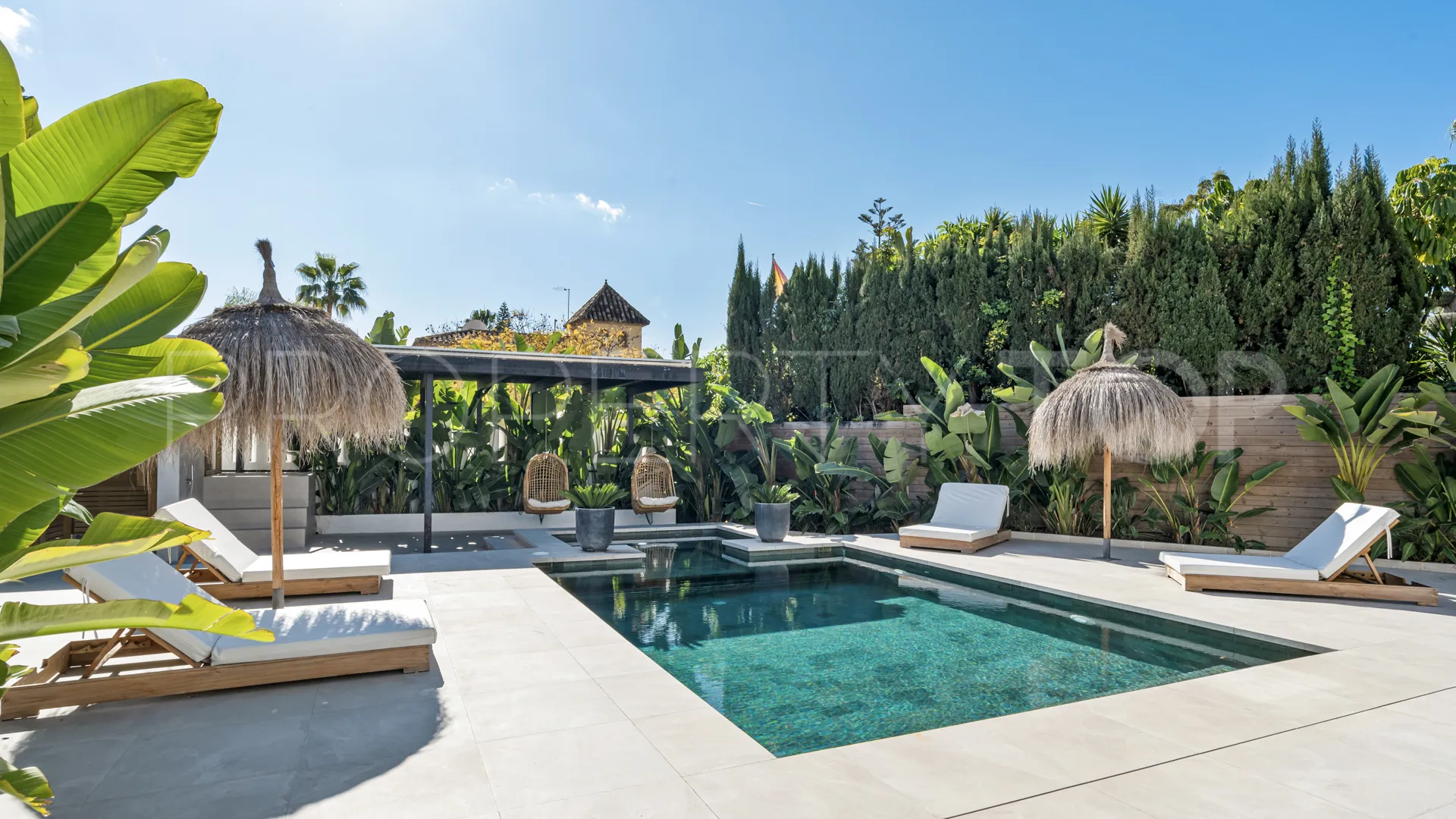 Buy villa in Nueva Andalucia with 6 bedrooms