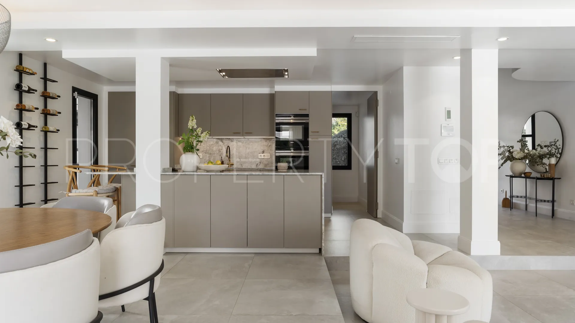 Buy villa in Nueva Andalucia with 6 bedrooms