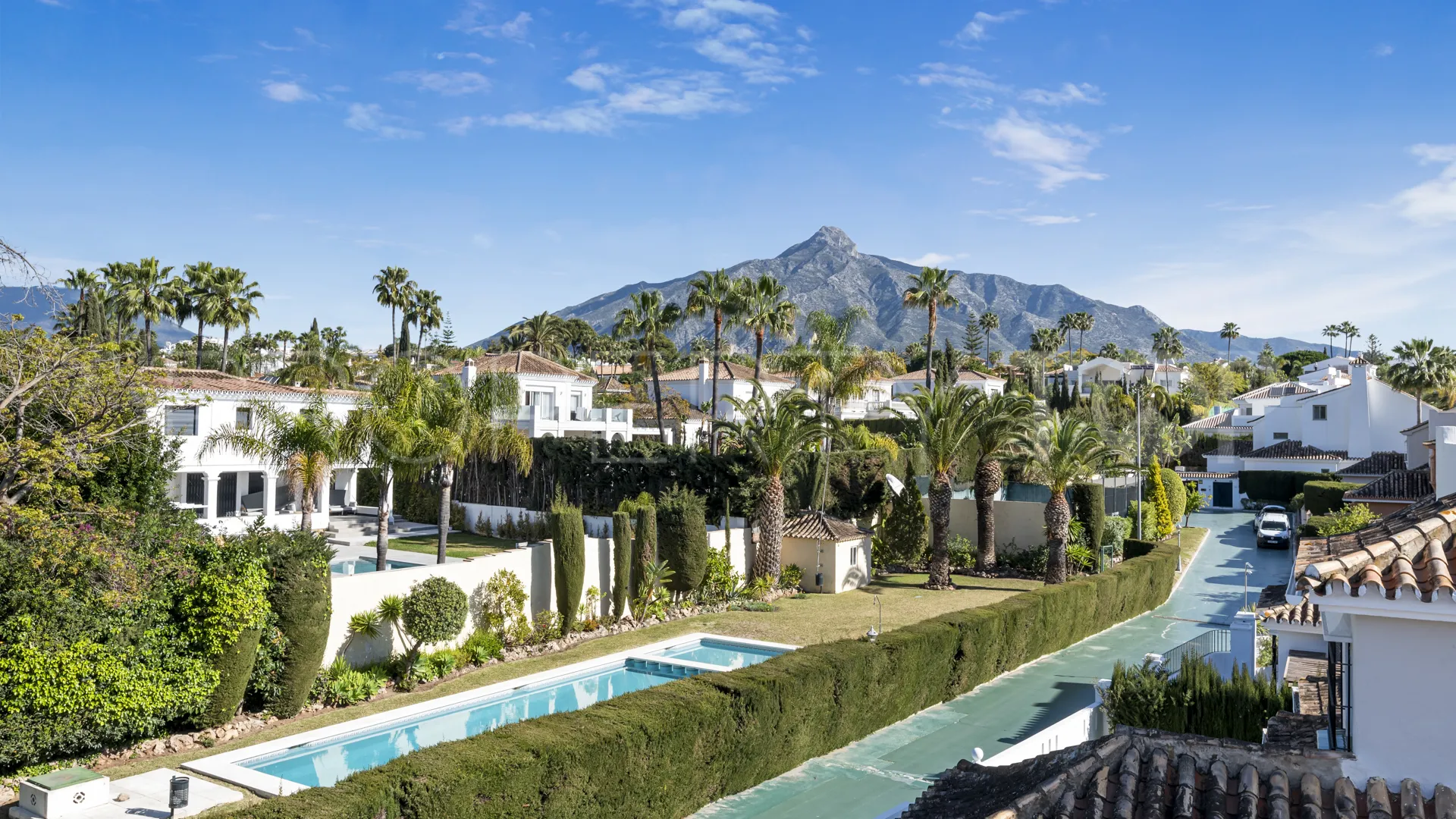 Buy villa in Nueva Andalucia with 6 bedrooms