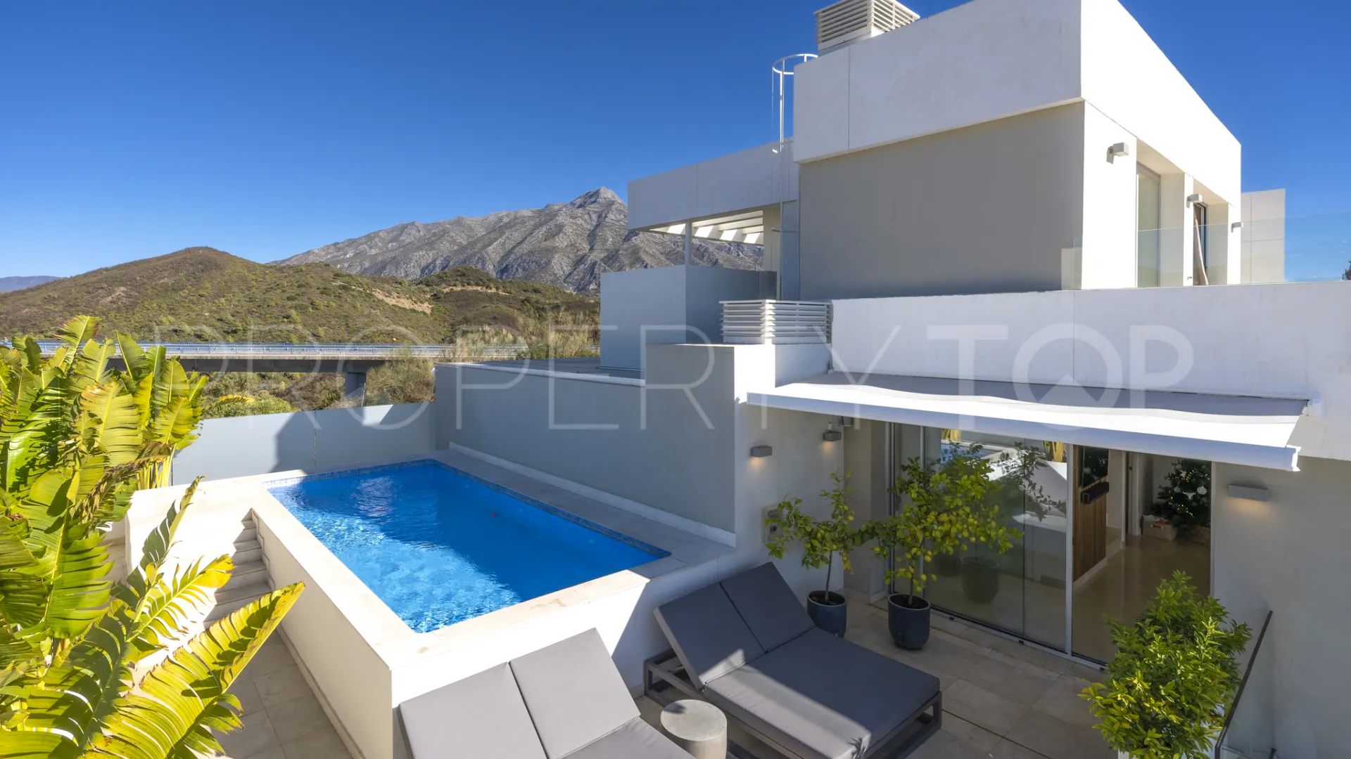 Atico duplex con 3 dormitorios en venta en La Morelia de Marbella