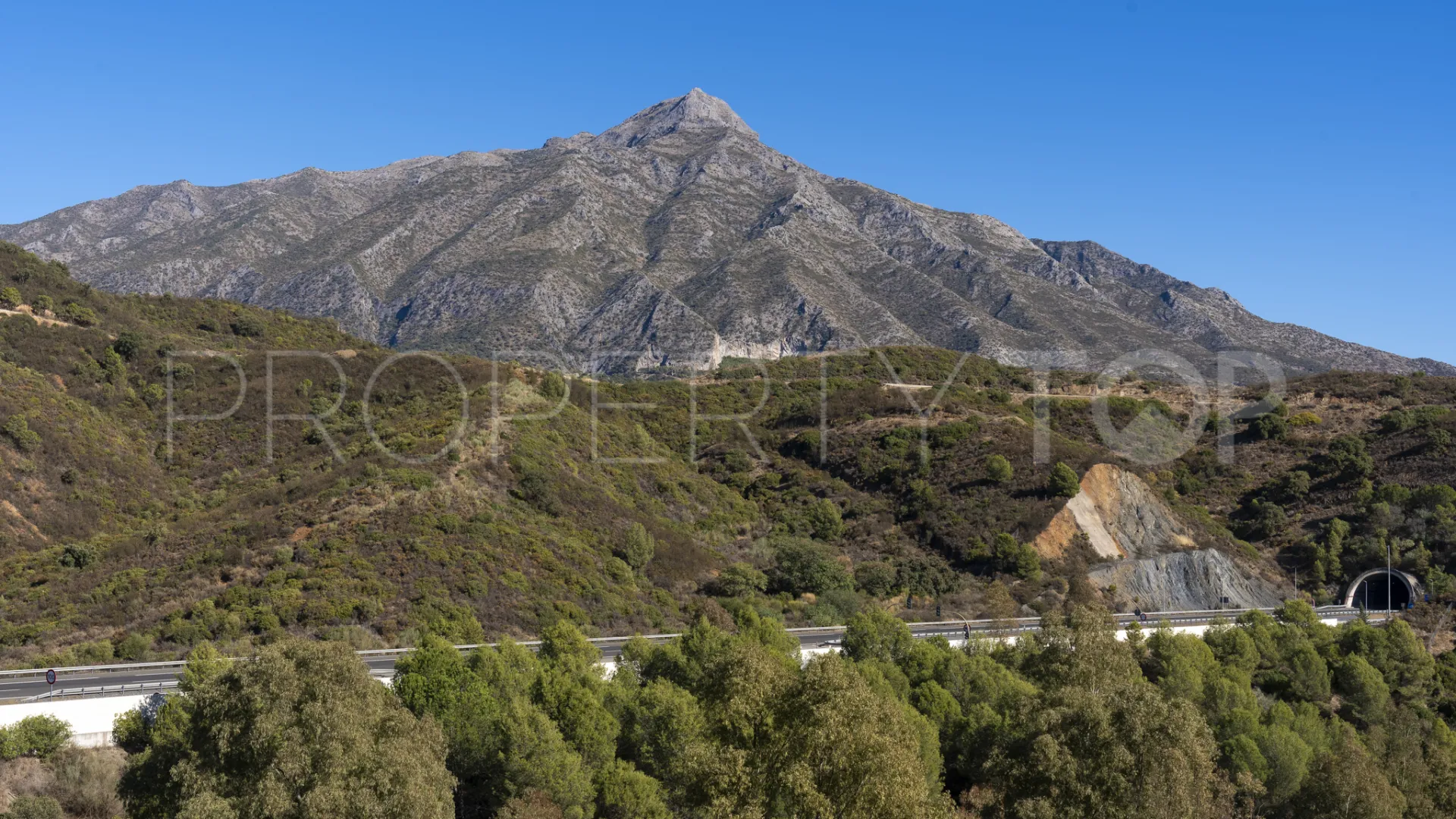 Atico duplex con 3 dormitorios en venta en La Morelia de Marbella
