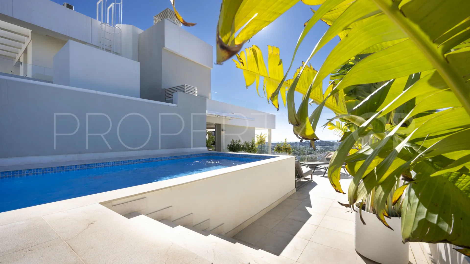 Atico duplex con 3 dormitorios en venta en La Morelia de Marbella