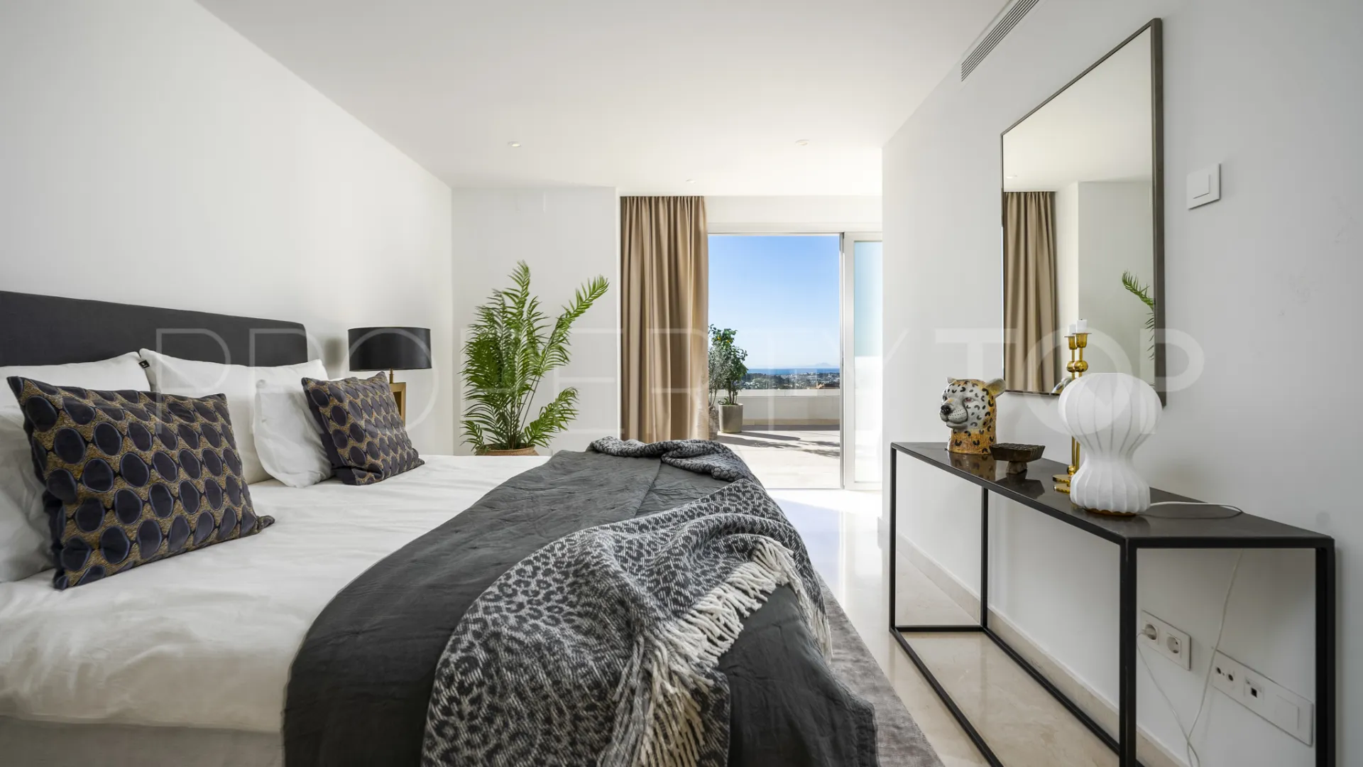 Atico duplex con 3 dormitorios en venta en La Morelia de Marbella