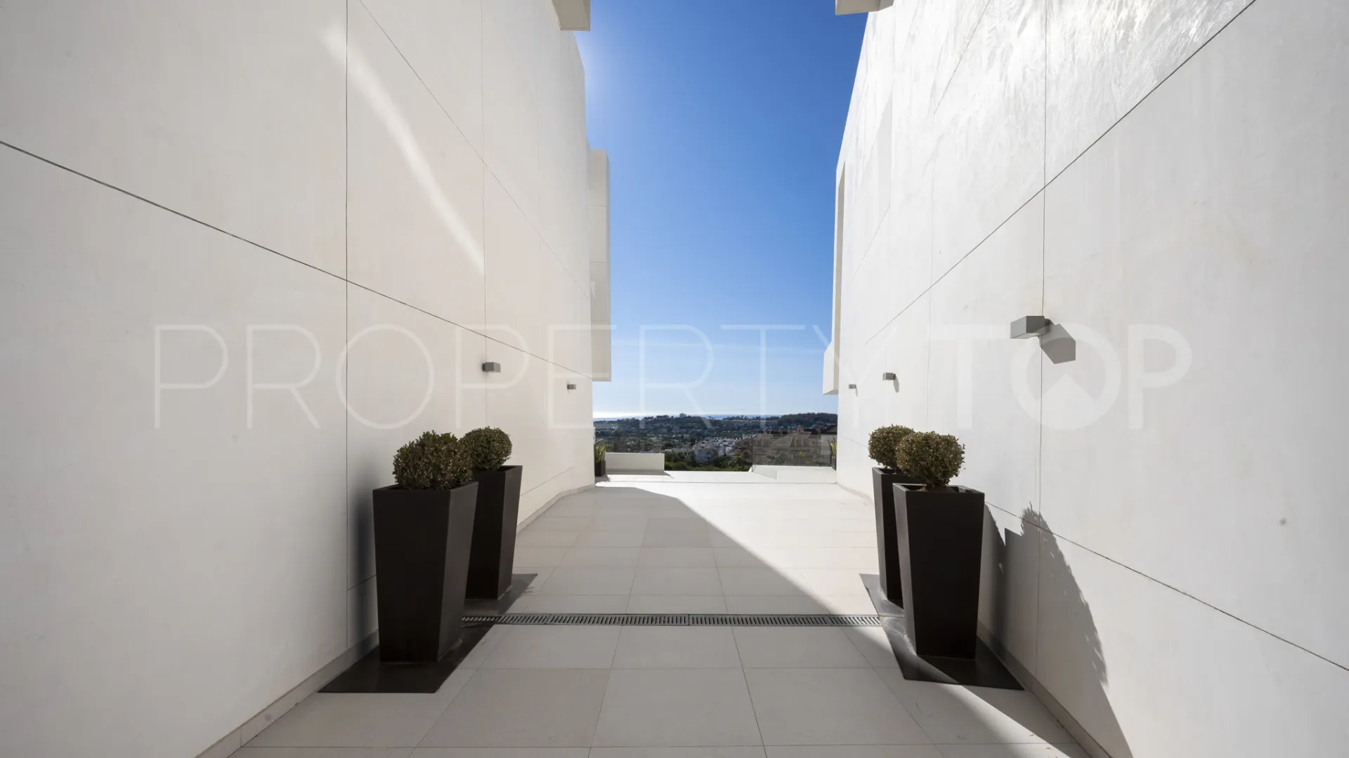 Atico duplex con 3 dormitorios en venta en La Morelia de Marbella