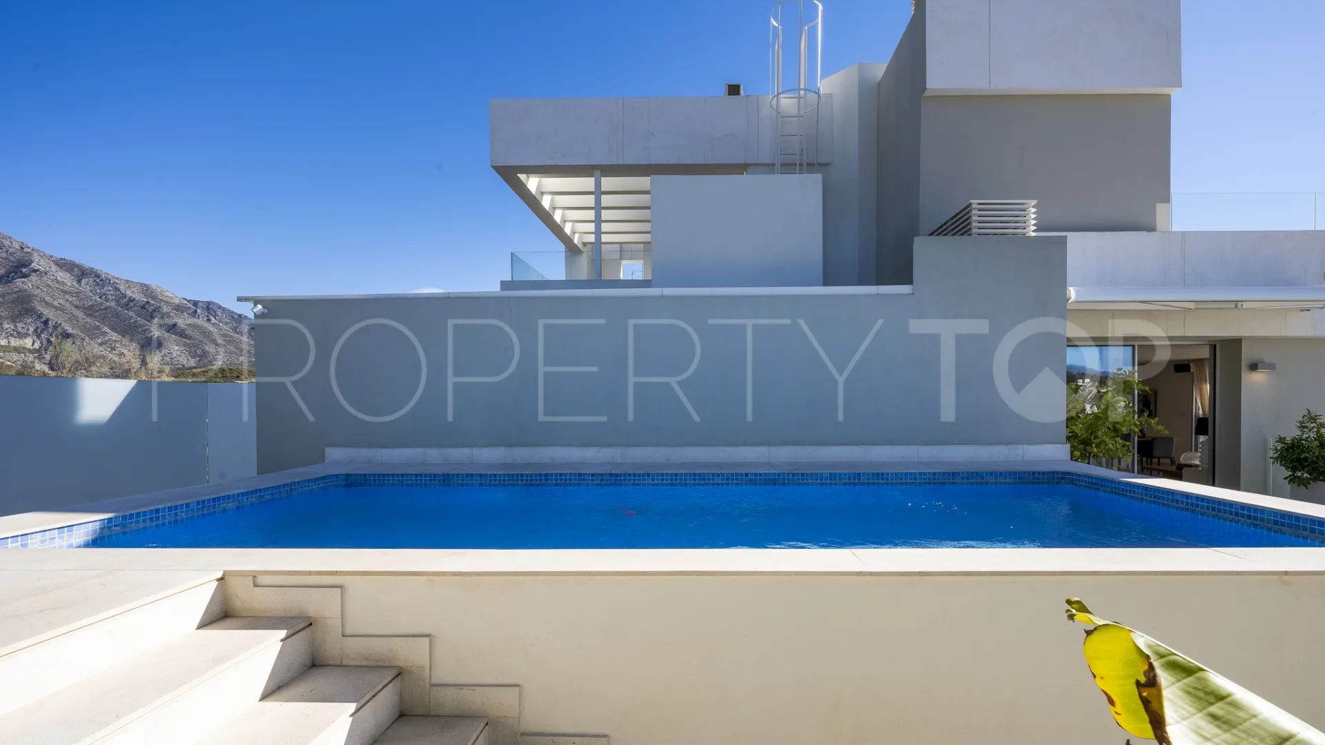 Atico duplex con 3 dormitorios en venta en La Morelia de Marbella