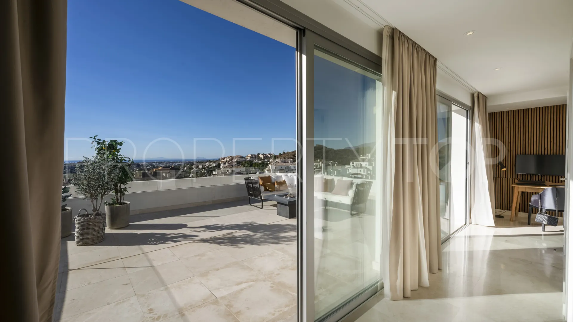 Atico duplex con 3 dormitorios en venta en La Morelia de Marbella