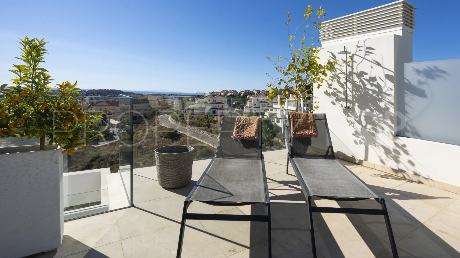 Atico duplex con 3 dormitorios en venta en La Morelia de Marbella