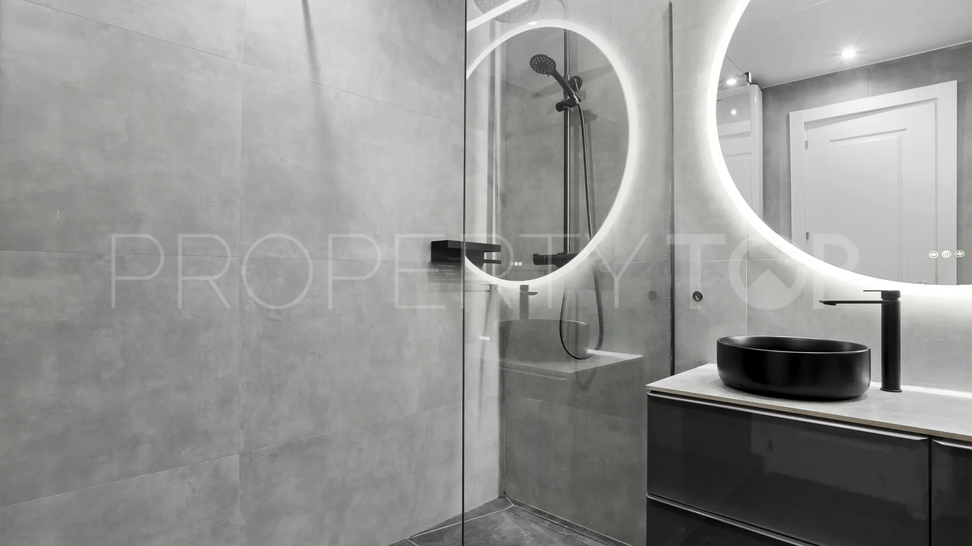 Ground floor apartment for sale in Aloha Royal