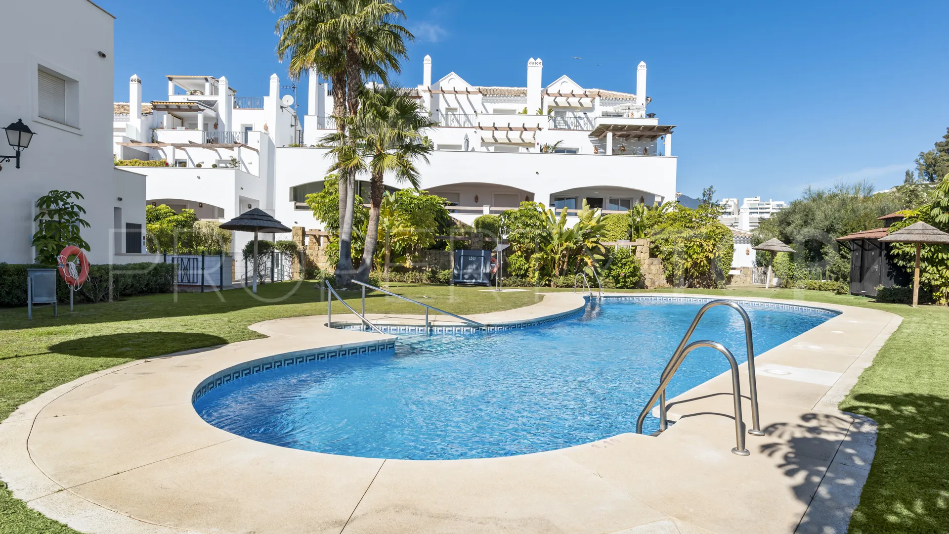 Ground floor apartment for sale in Aloha Royal