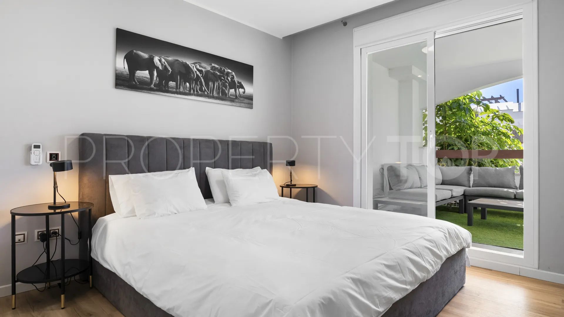 Ground floor apartment for sale in Aloha Royal
