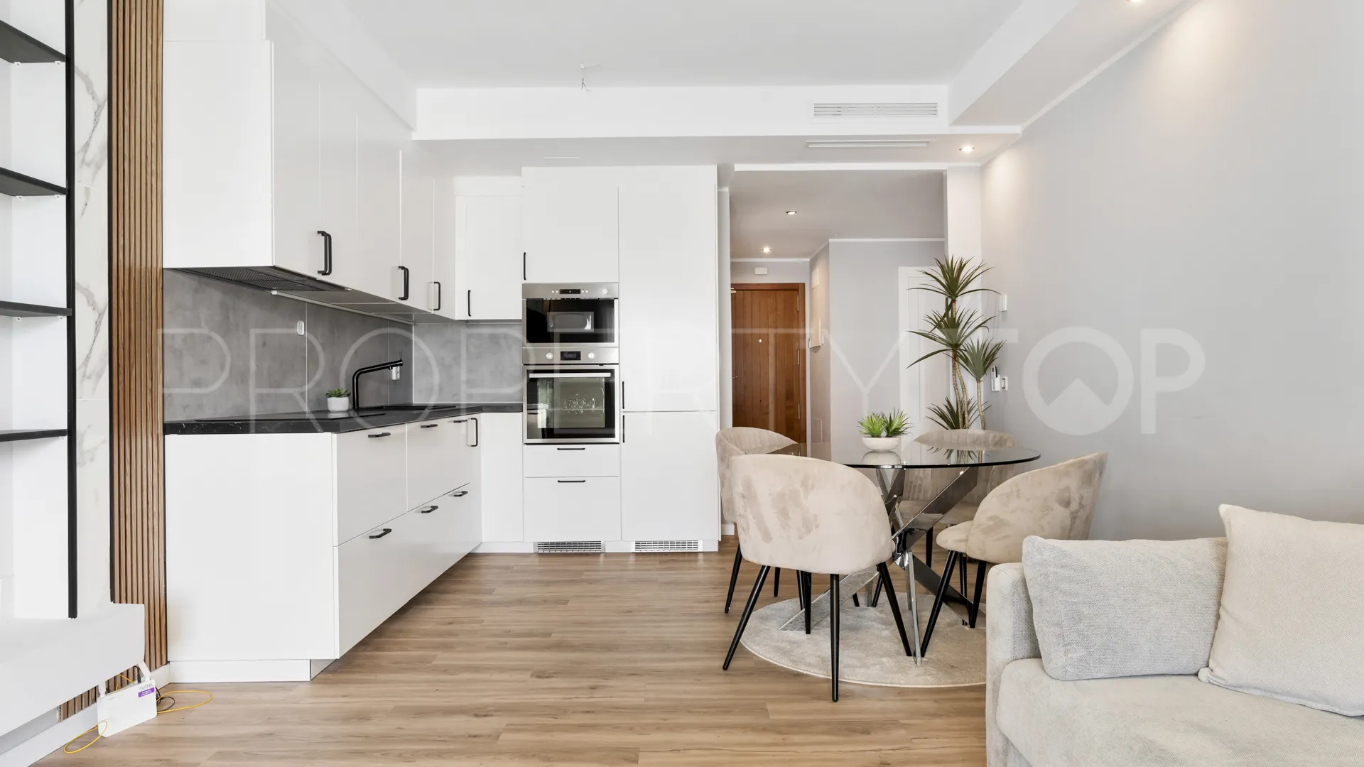 Ground floor apartment for sale in Aloha Royal