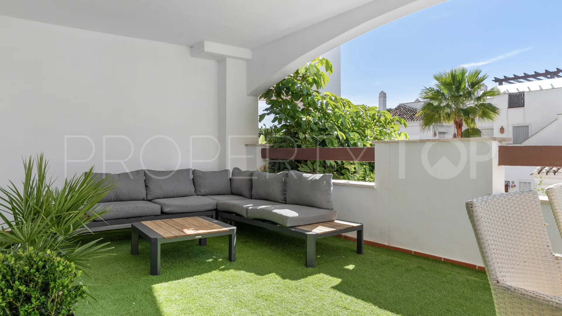Ground floor apartment for sale in Aloha Royal
